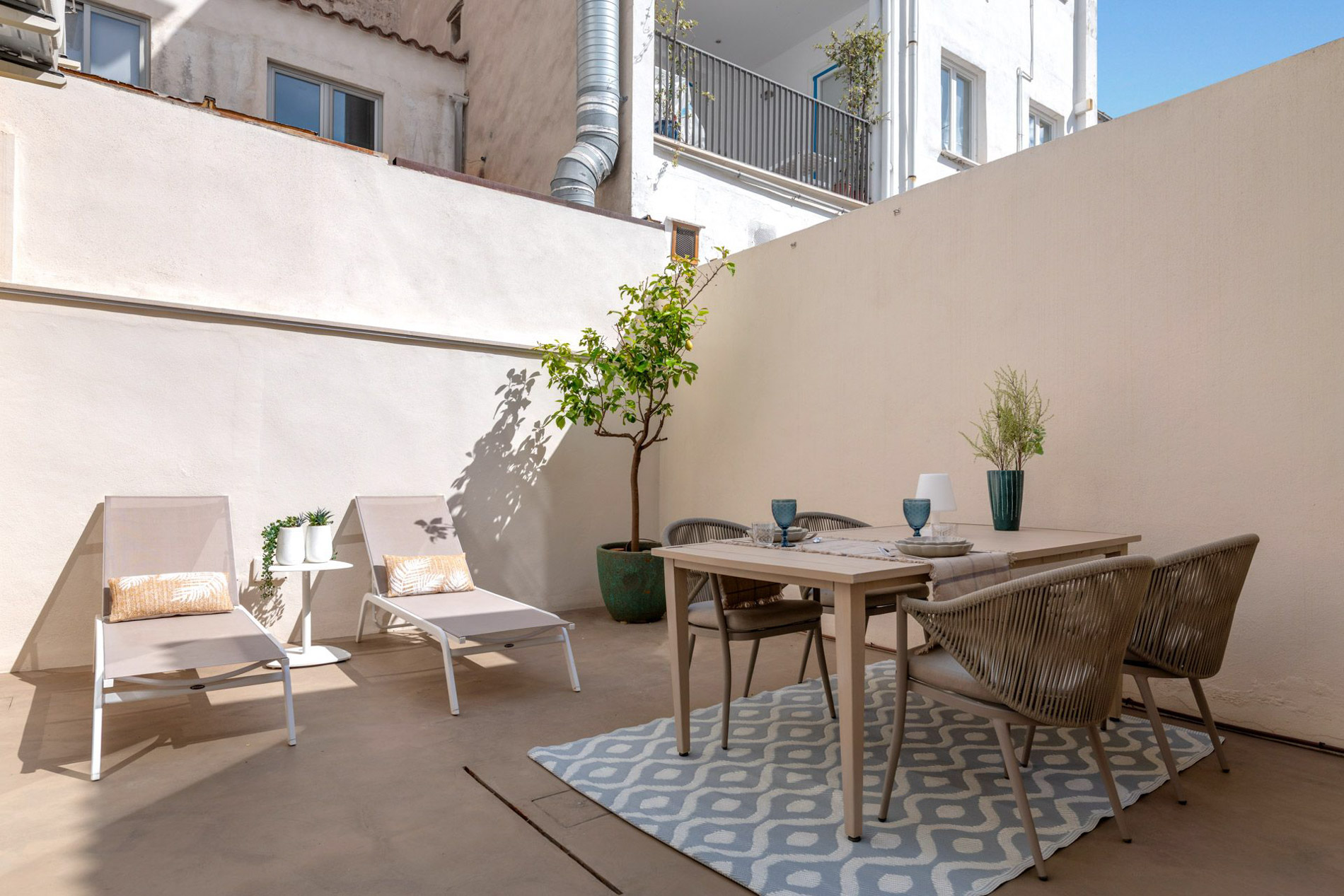 Apartamento con gran patio y techos altos cerca del mercado de Santa Catalina